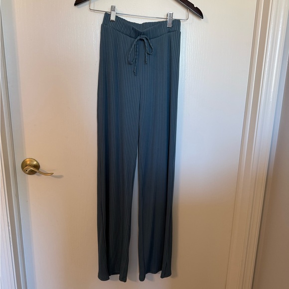 Pink Lily Ribbed 2 Piece Lounge Set Size Small | Blue Tank & Wide Leg Pants - Picture 6 of 8